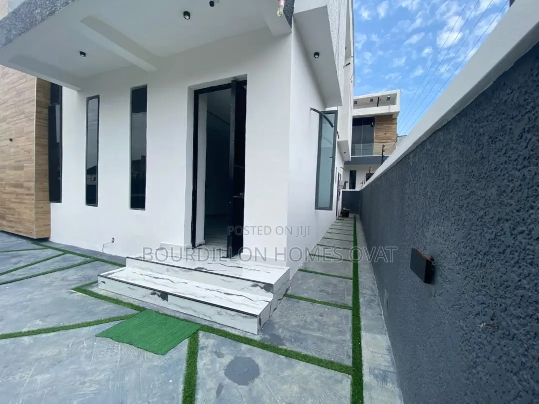 5bdrm Apartment in Lekki for sale
