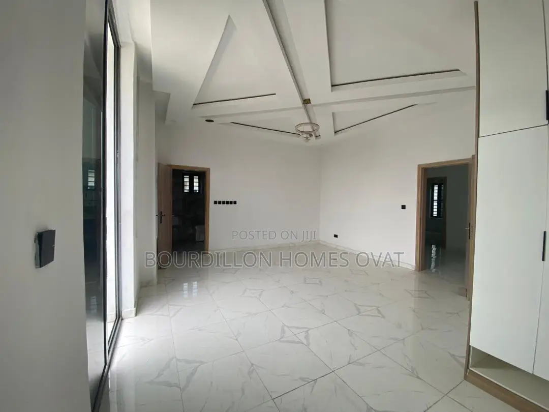 5bdrm Apartment in Lekki for sale