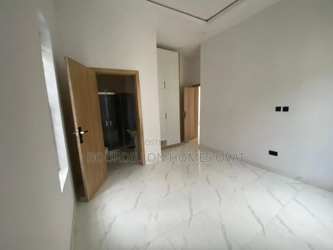 5bdrm Apartment in Lekki for sale
