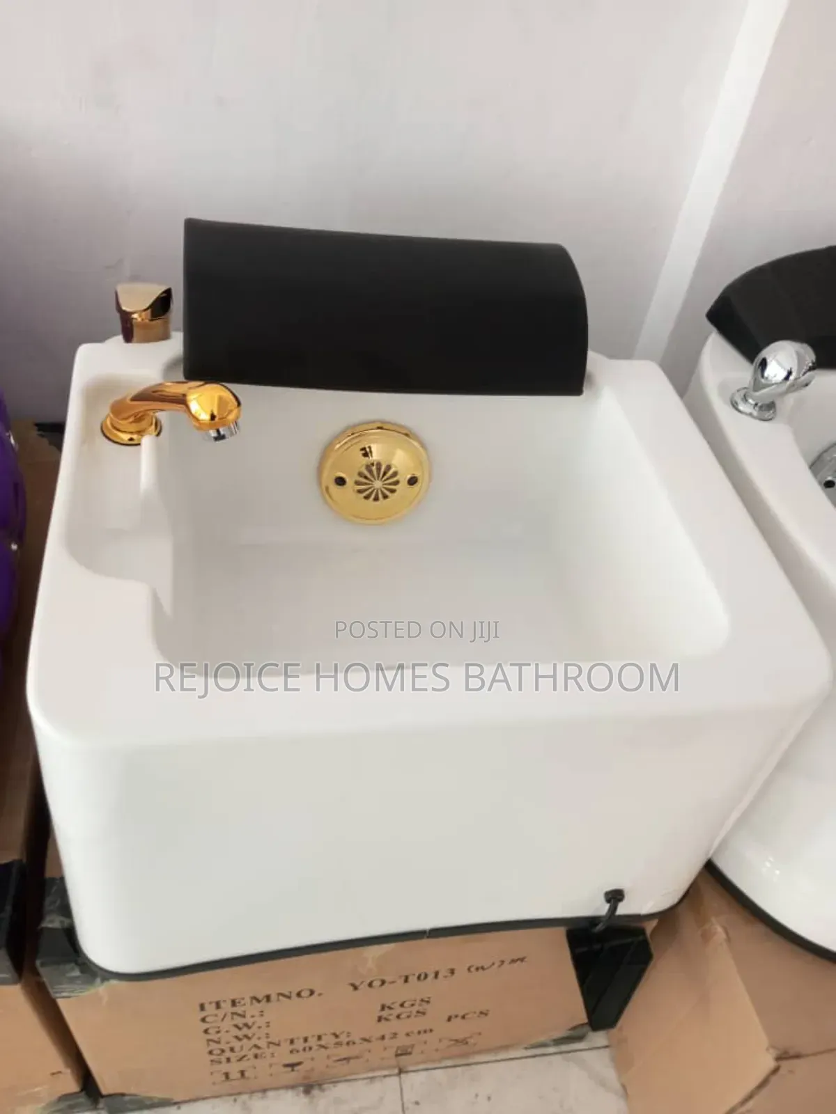 Acrylic Square Pedicure Spa Basin With Gold Tap Footrest
