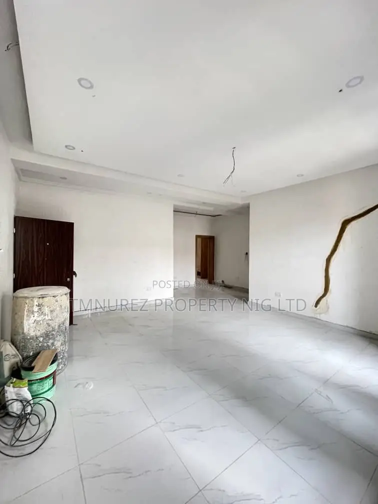 3bdrm Apartment in Yaba, Constain for sale