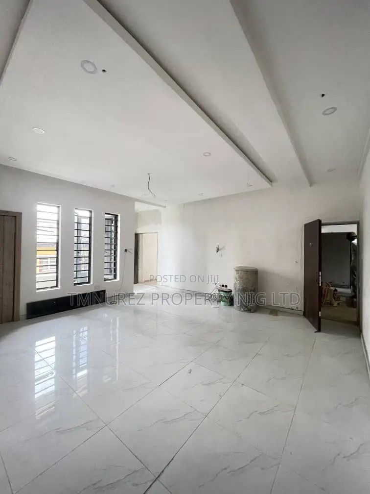 3bdrm Apartment in Yaba, Constain for sale