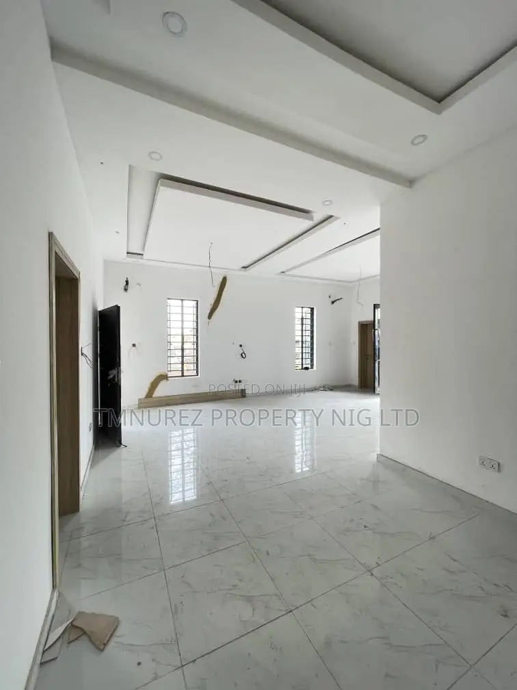 3bdrm Apartment in Yaba, Constain for sale