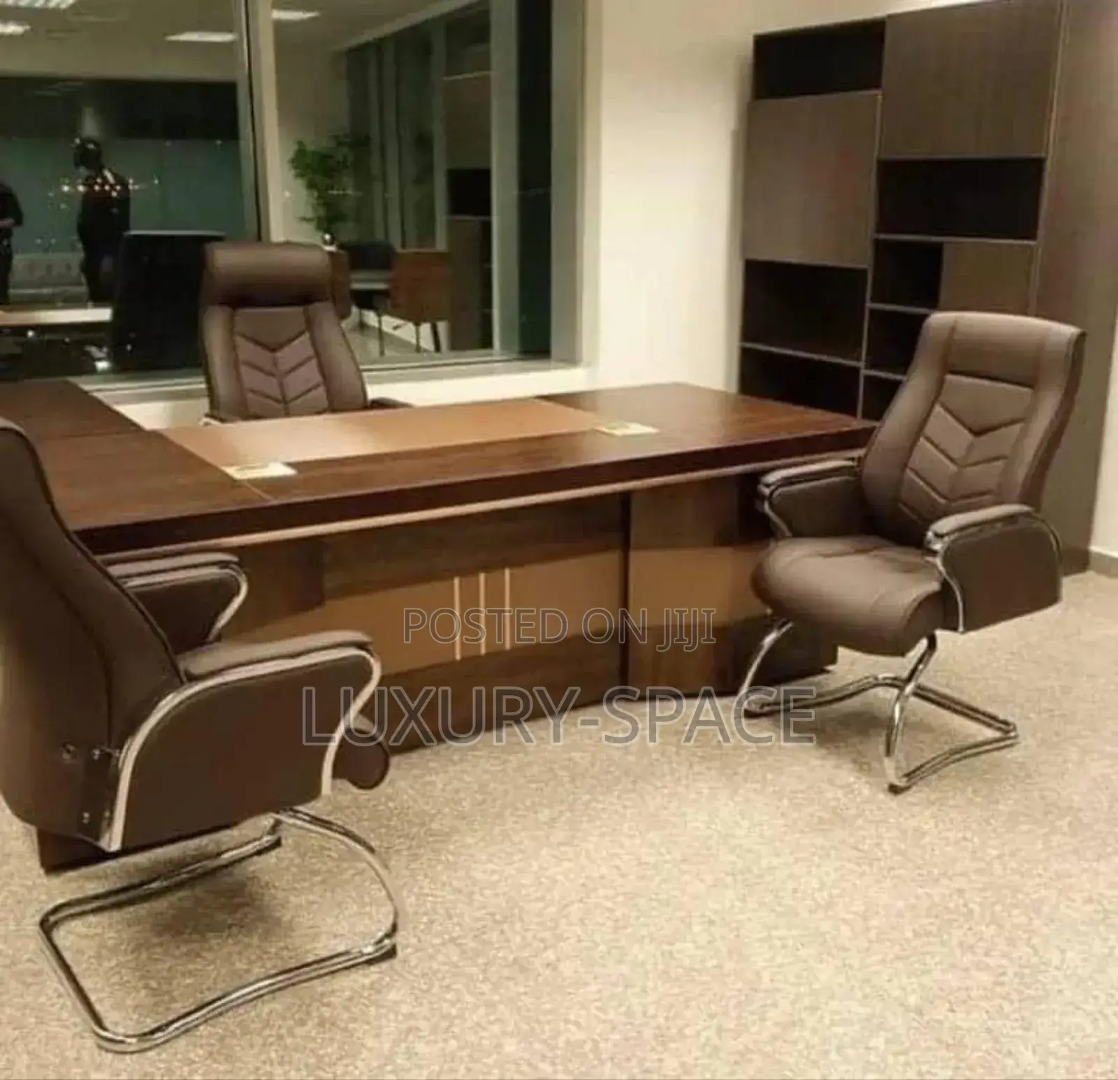 Top Notch Executive Director Office Table and Chairs Set