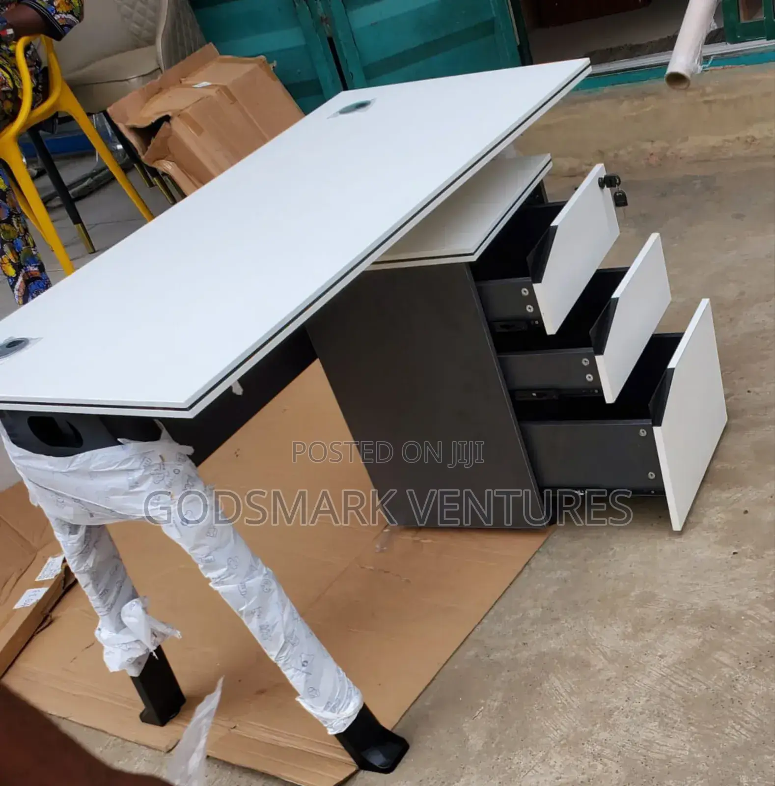 Office Desk With Mobile Drawer 1.2m