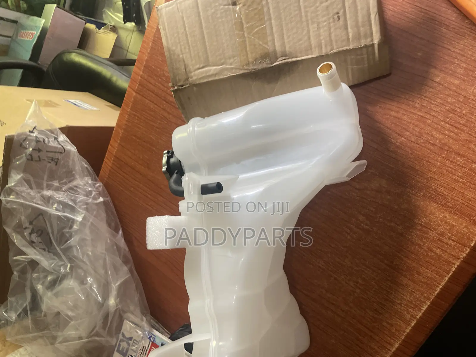 Chrysler 300 Engine Coolant Recovery Tank