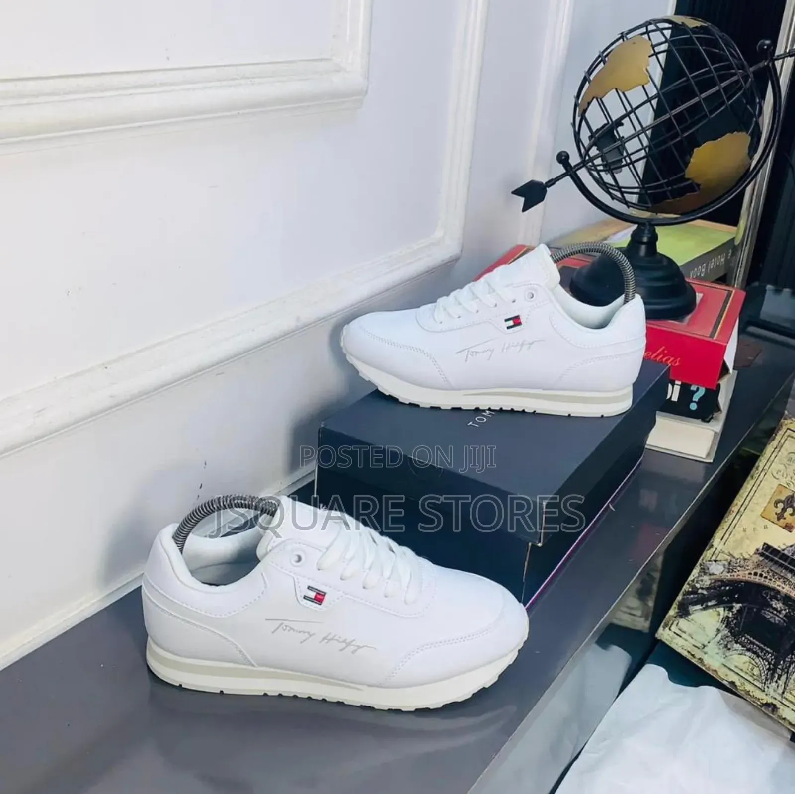 Men Comfortable Tommy Sneakers in Colours White and Black