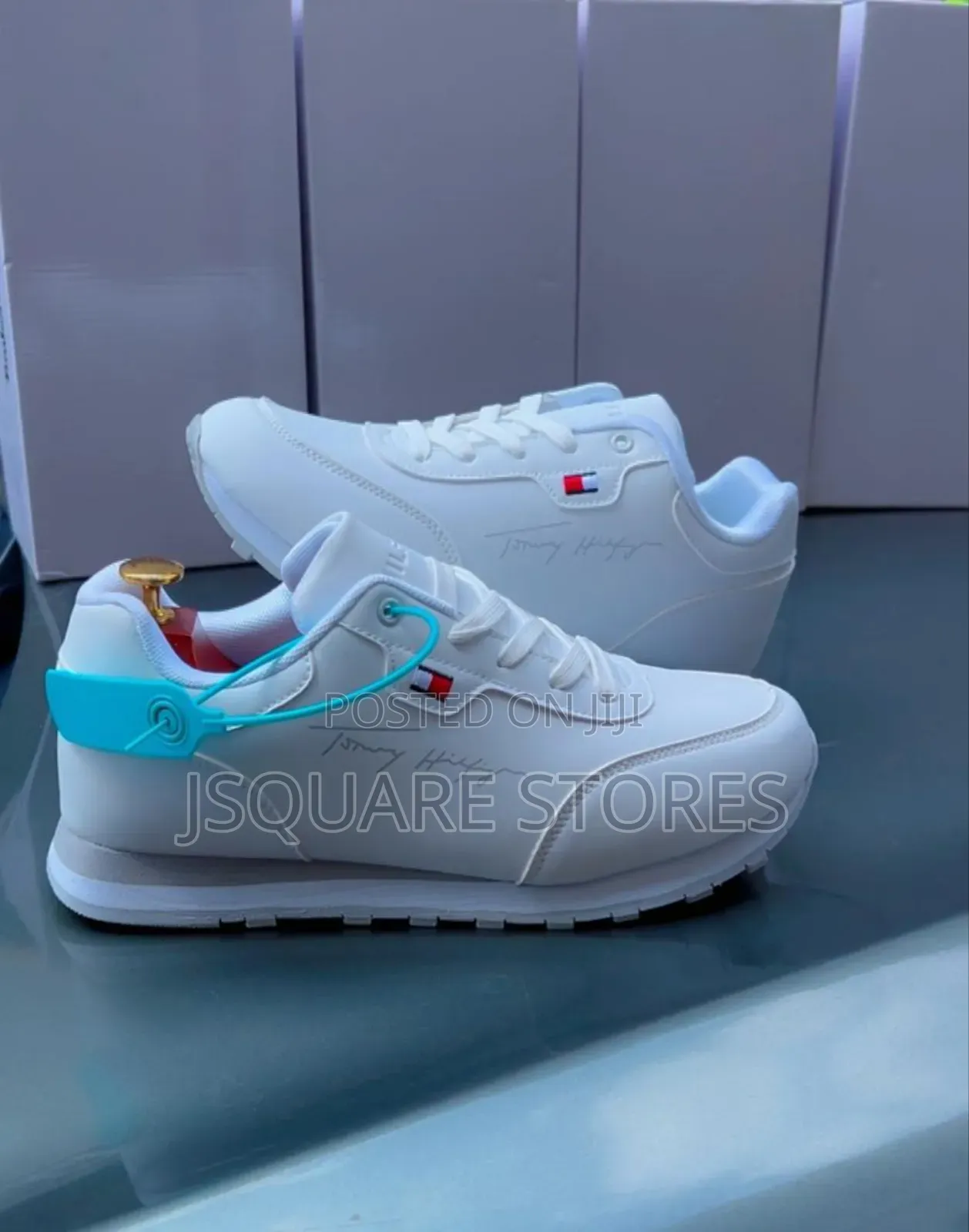 Men Comfortable Tommy Sneakers in Colours White and Black
