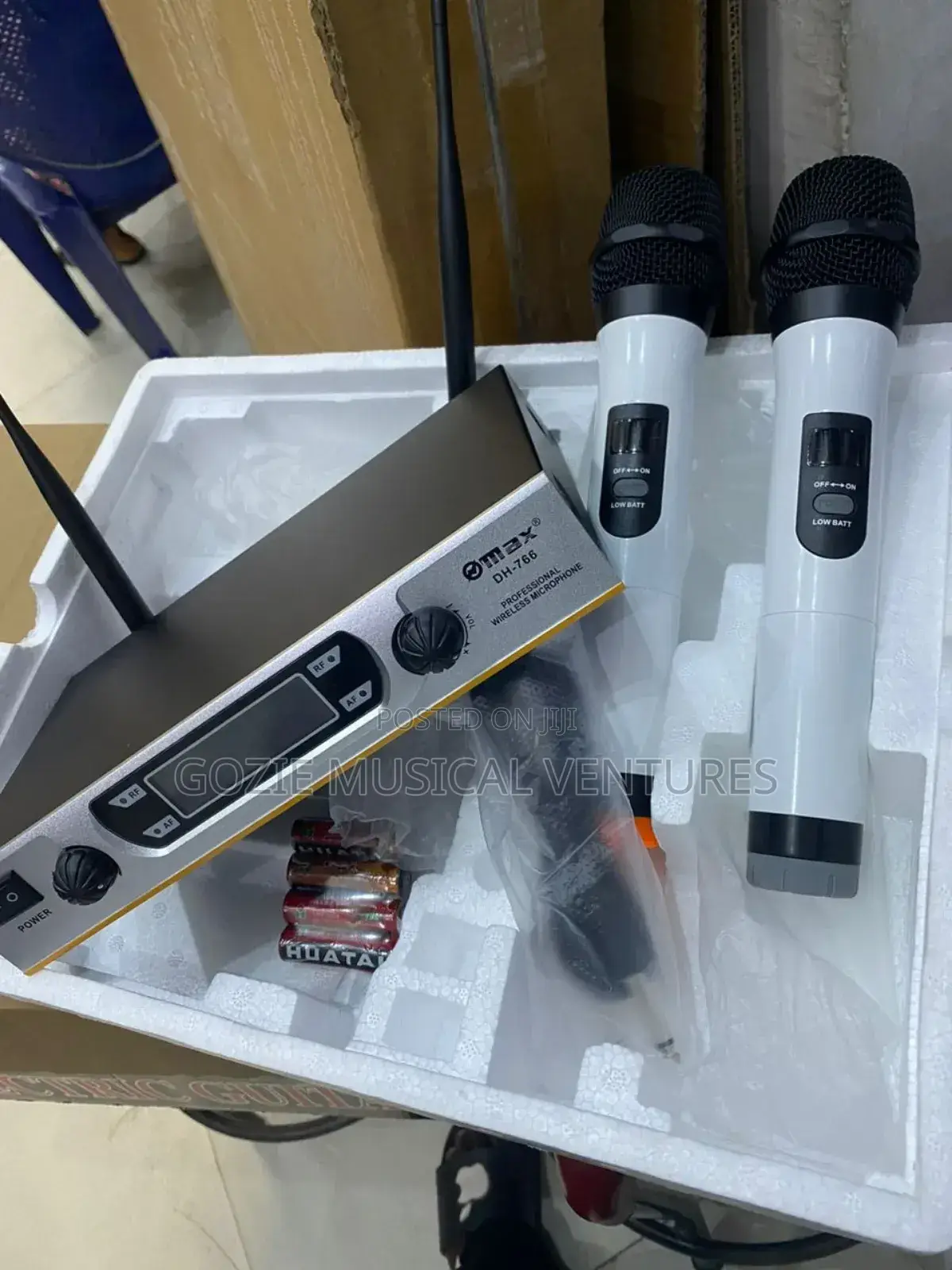 Max D766 Professional Wireless Microphone