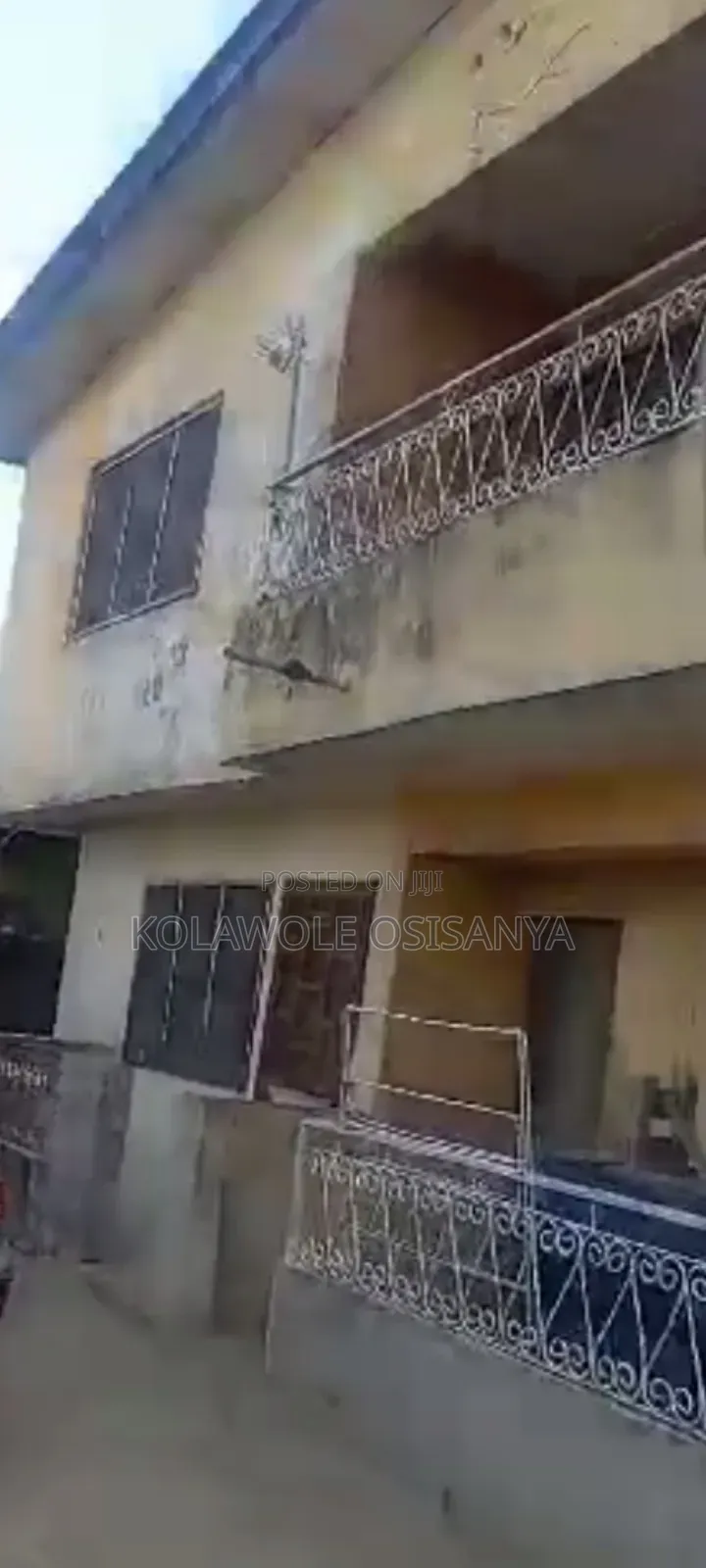 A Demolishable Storey Building on a Plot