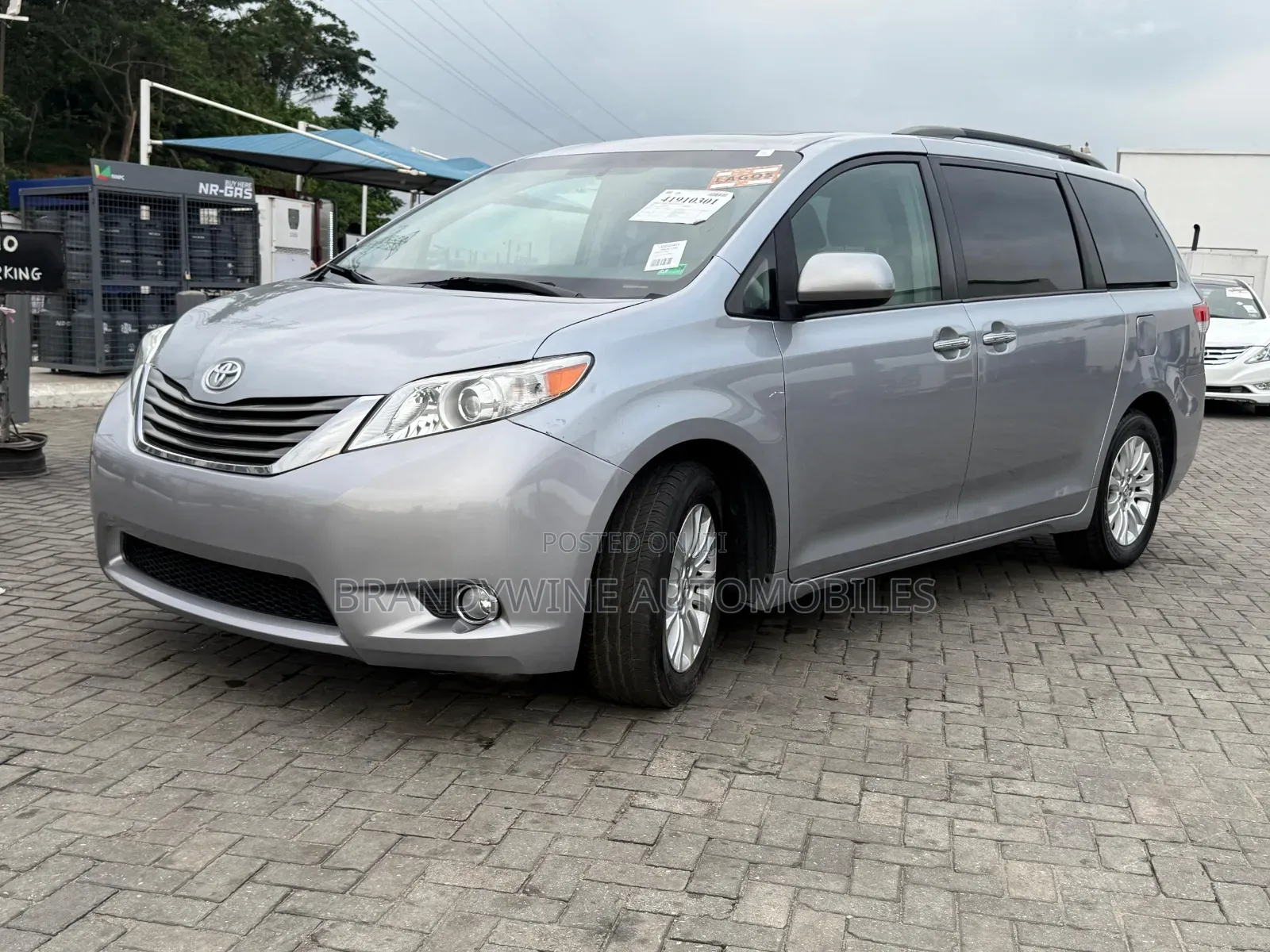 Toyota Sienna XLE FWD 8-Passenger 2013 Silver