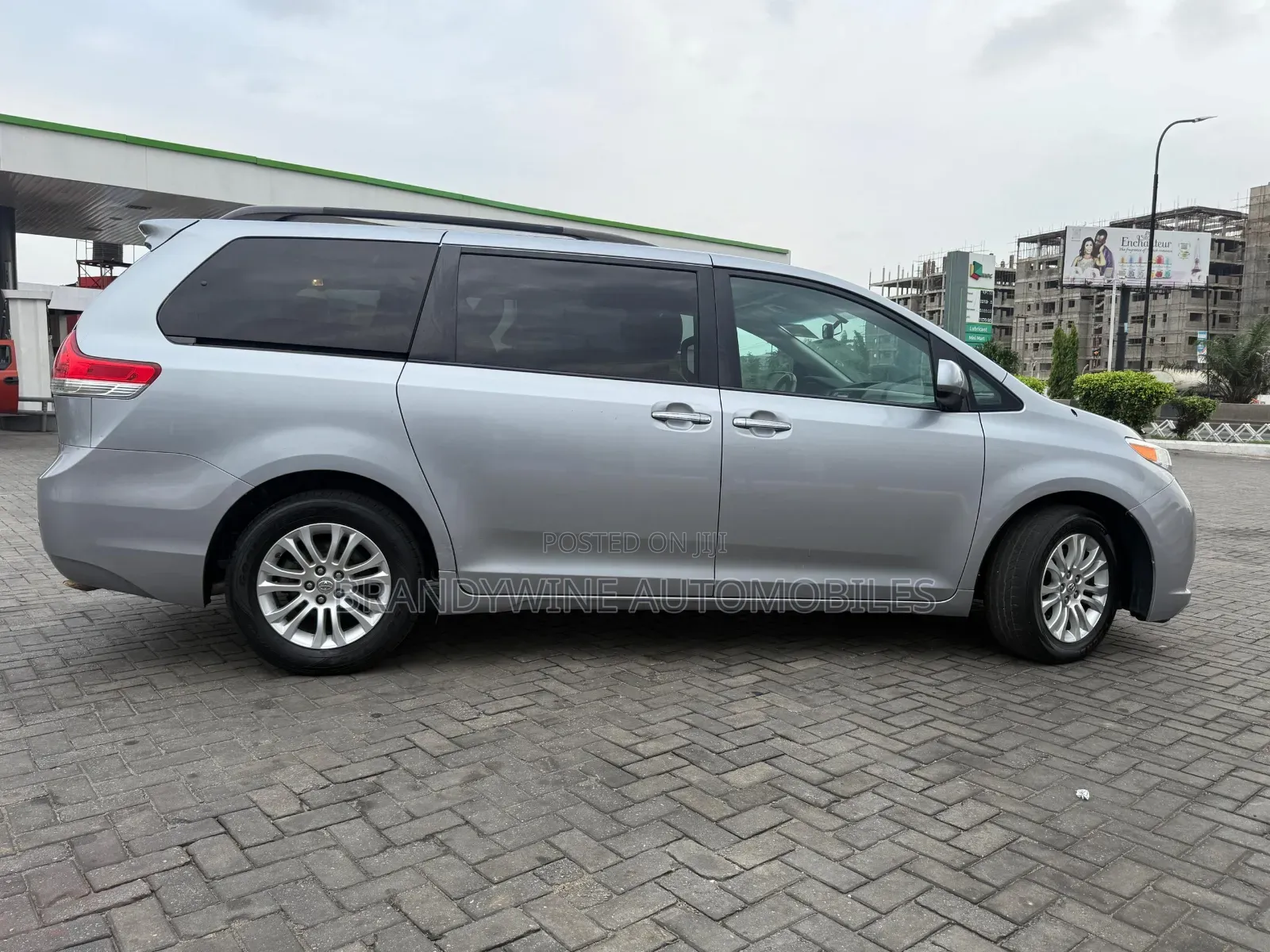 Toyota Sienna XLE FWD 8-Passenger 2013 Silver