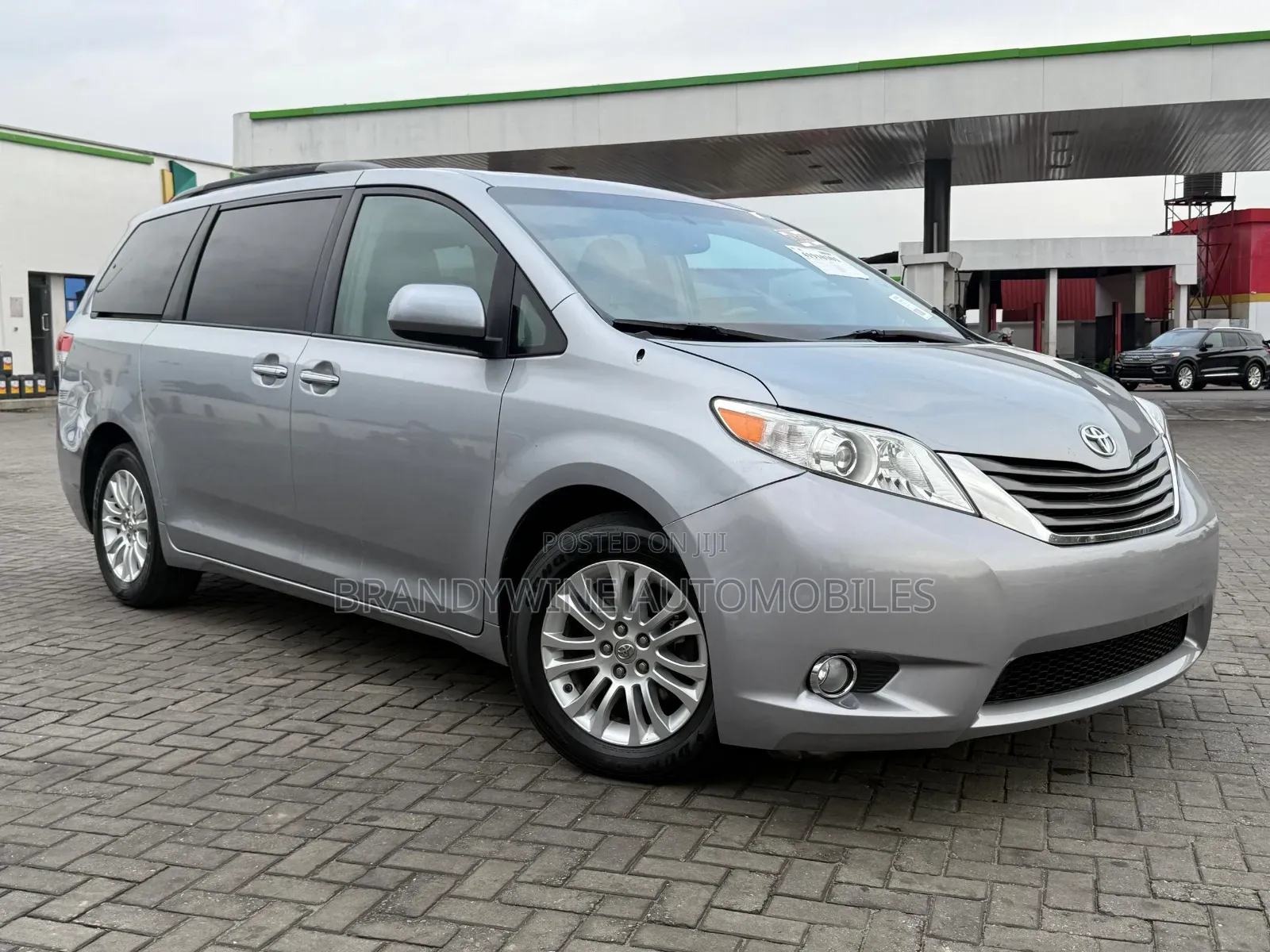 Toyota Sienna XLE FWD 8-Passenger 2013 Silver