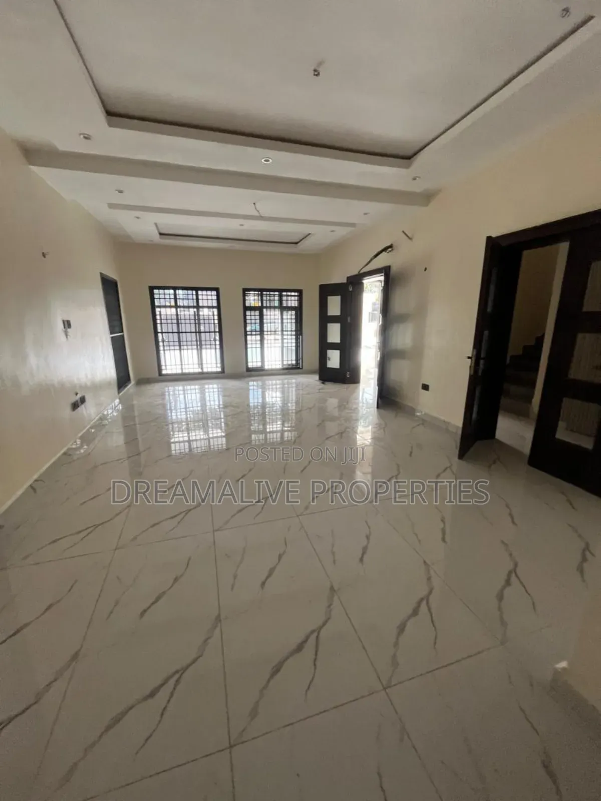 5bdrm Duplex in An Estate, Gwarinpa for sale