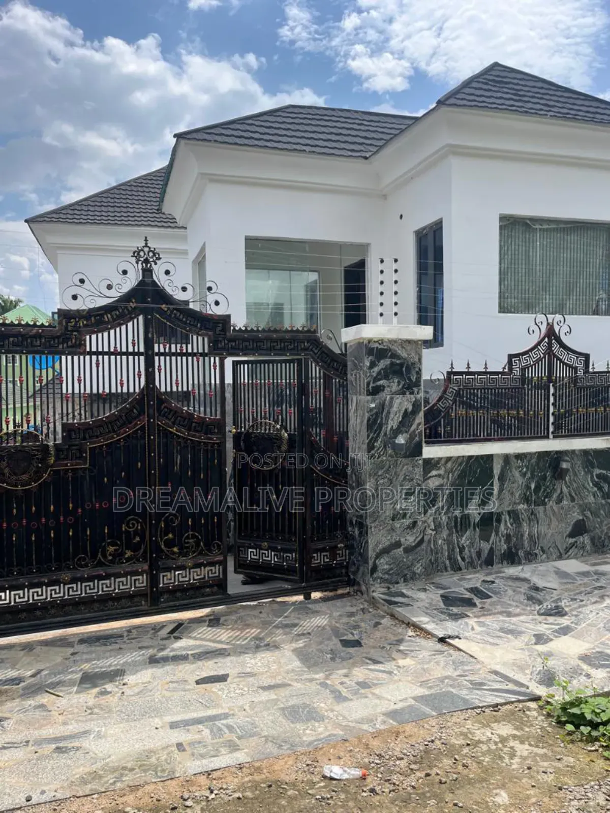 5bdrm Duplex in An Estate, Gwarinpa for sale