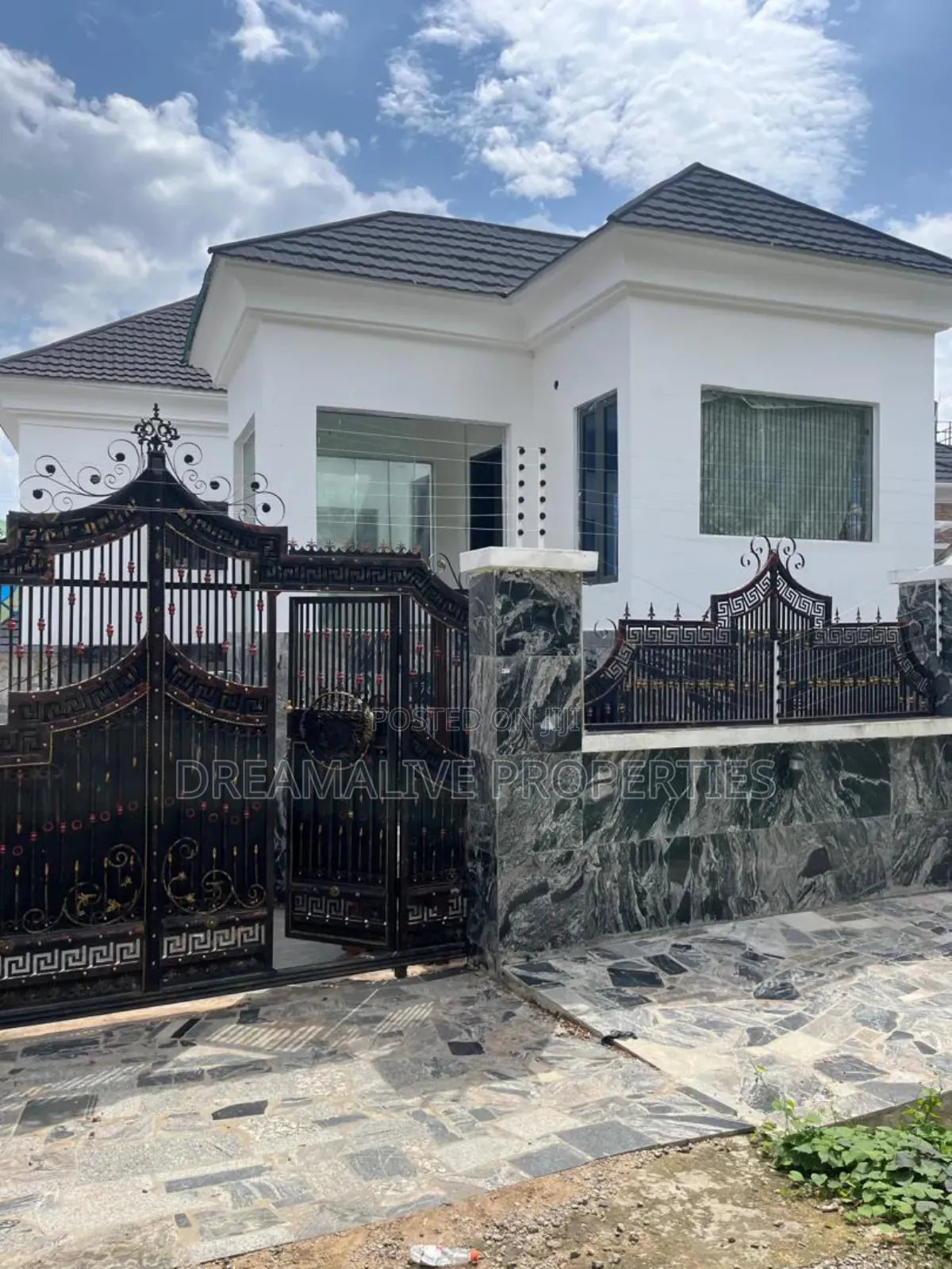 5bdrm Duplex in An Estate, Gwarinpa for sale