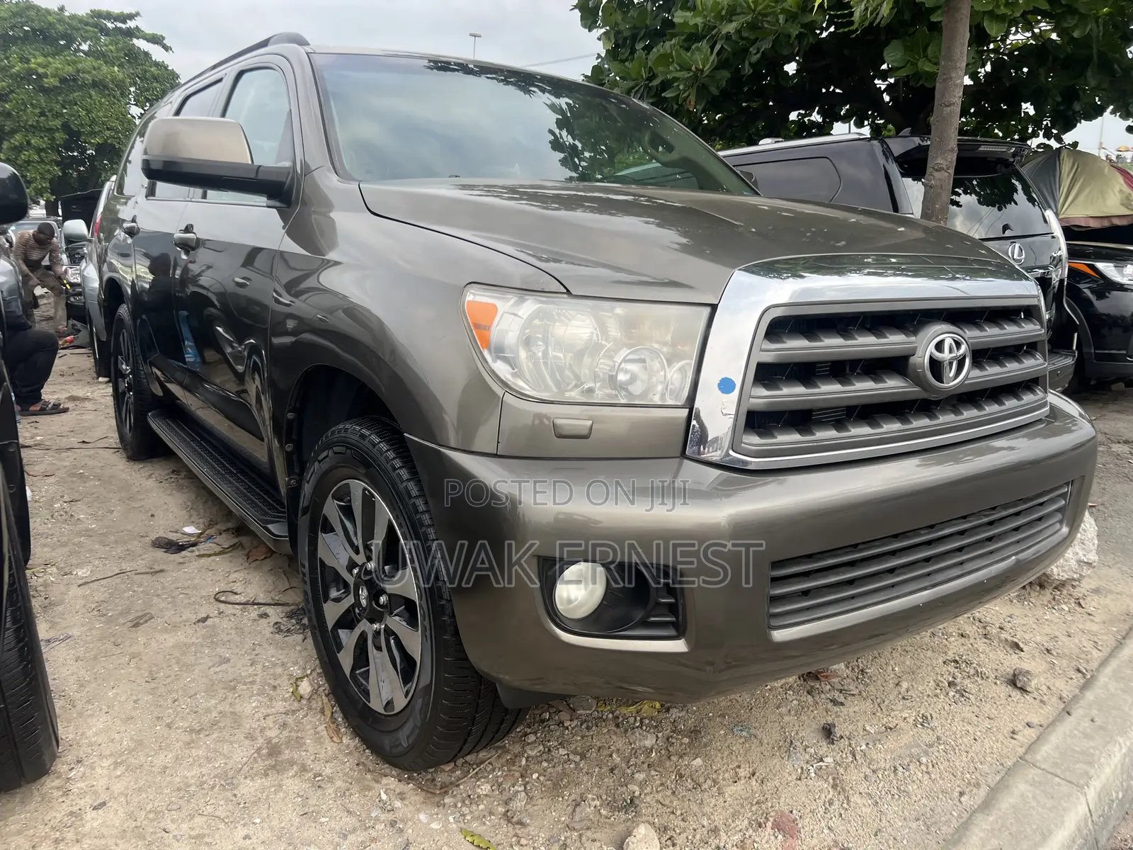 Toyota Sequoia Limited 4dr SUV 4WD (5.7L 8cyl 6A) 2010 Gray