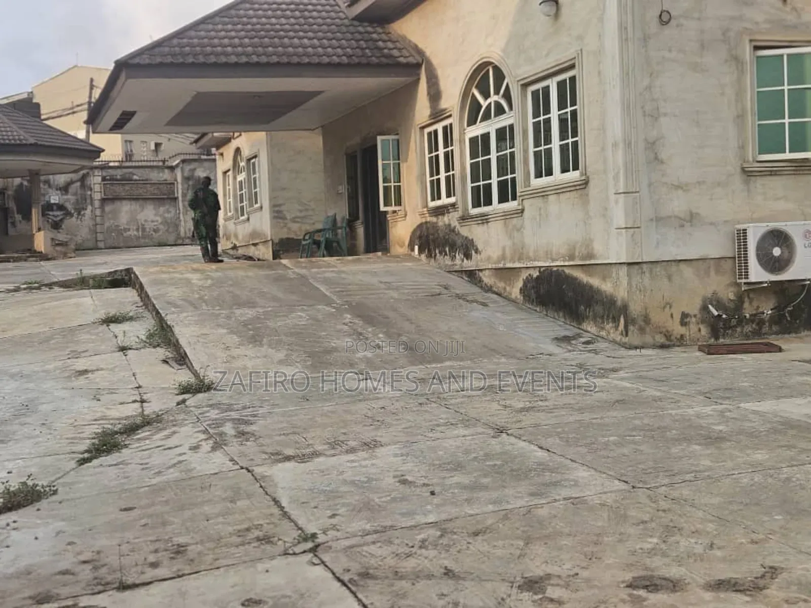 6bdrm Bungalow in Oni And Sons, Ibadan for sale