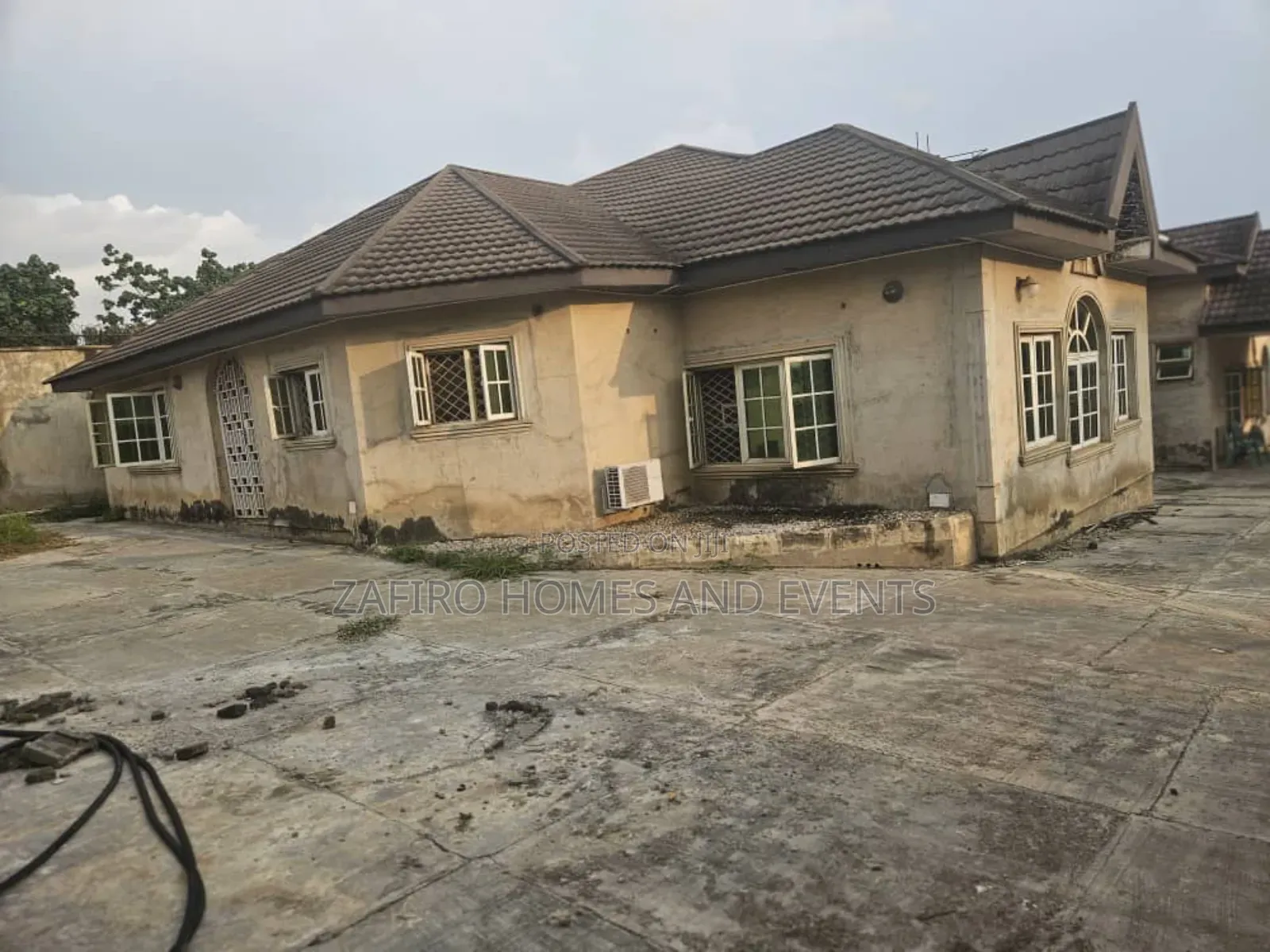 6bdrm Bungalow in Oni And Sons, Ibadan for sale