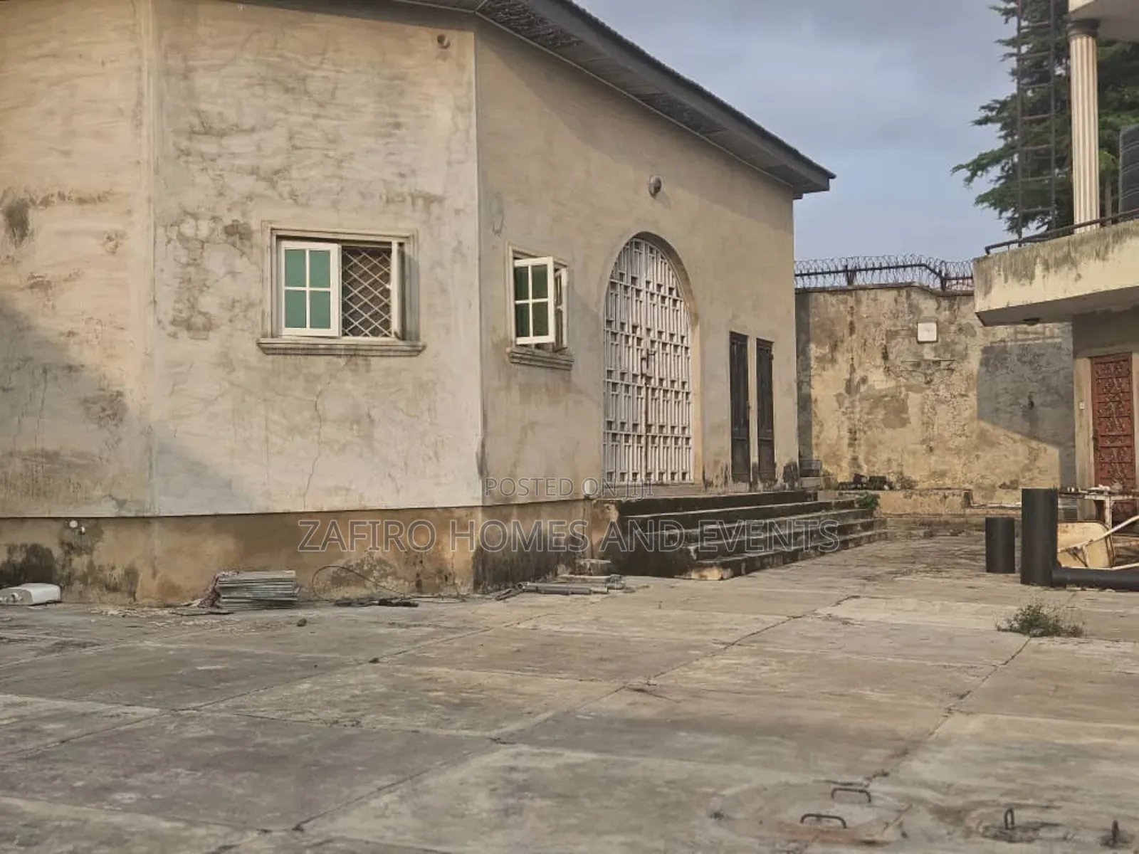 6bdrm Bungalow in Oni And Sons, Ibadan for sale