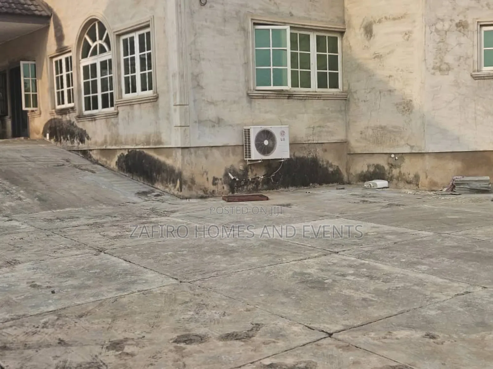 6bdrm Bungalow in Oni And Sons, Ibadan for sale