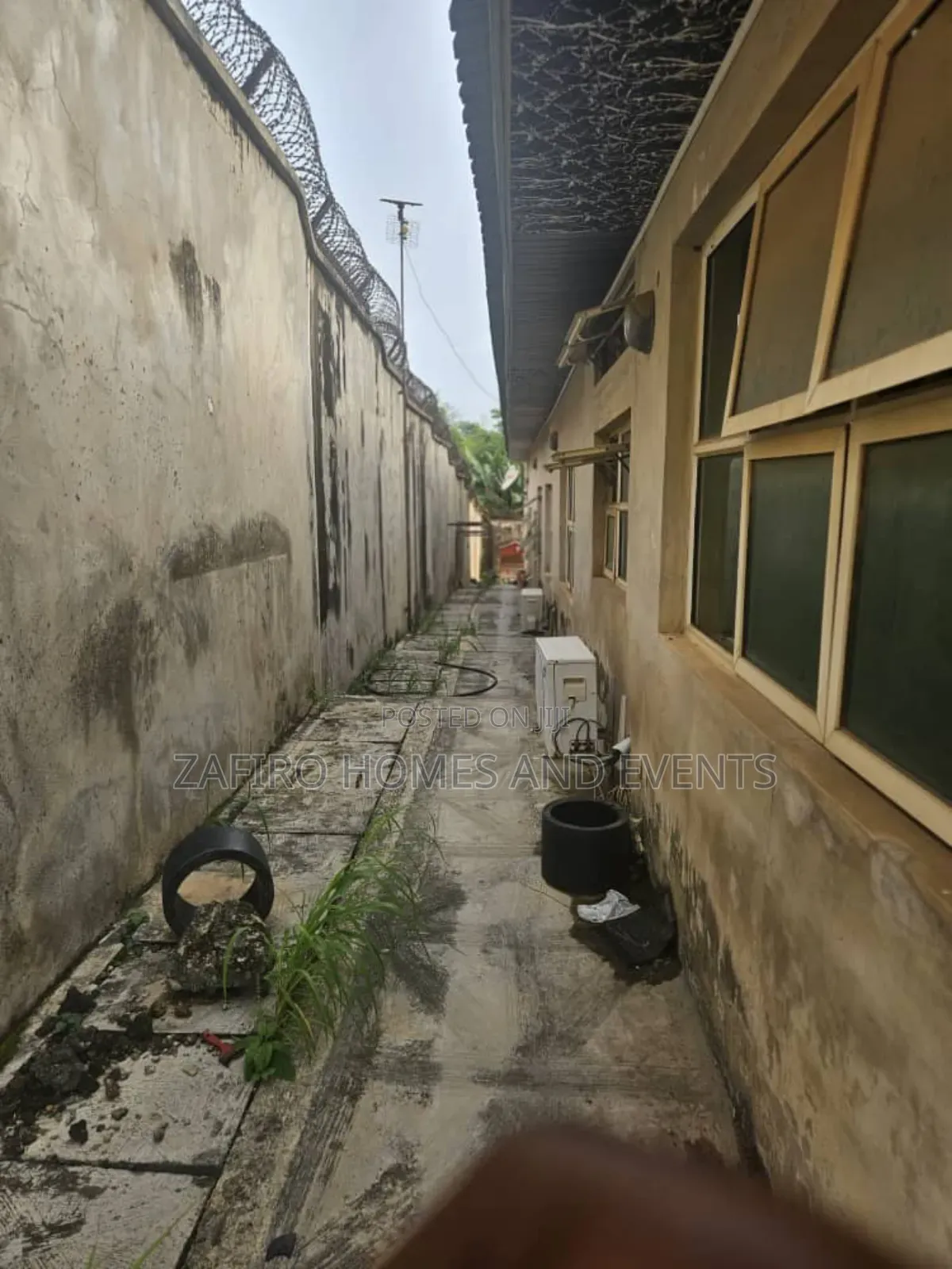 6bdrm Bungalow in Oni And Sons, Ibadan for sale
