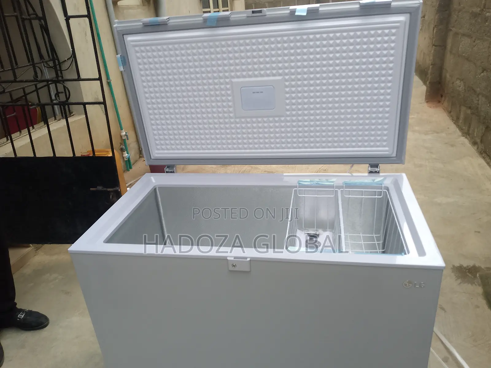 Solid Construction Lg Chest Freezer With 280l Capacity