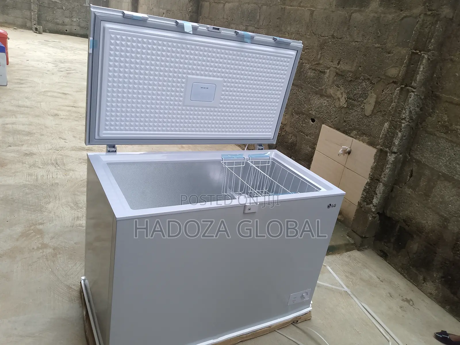 Fast Action Lg Deep Chest Freezer With Led And Wheels - 280l