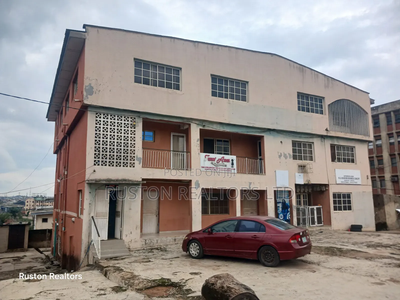 18bdrm Block of Flats in Ibadan for sale