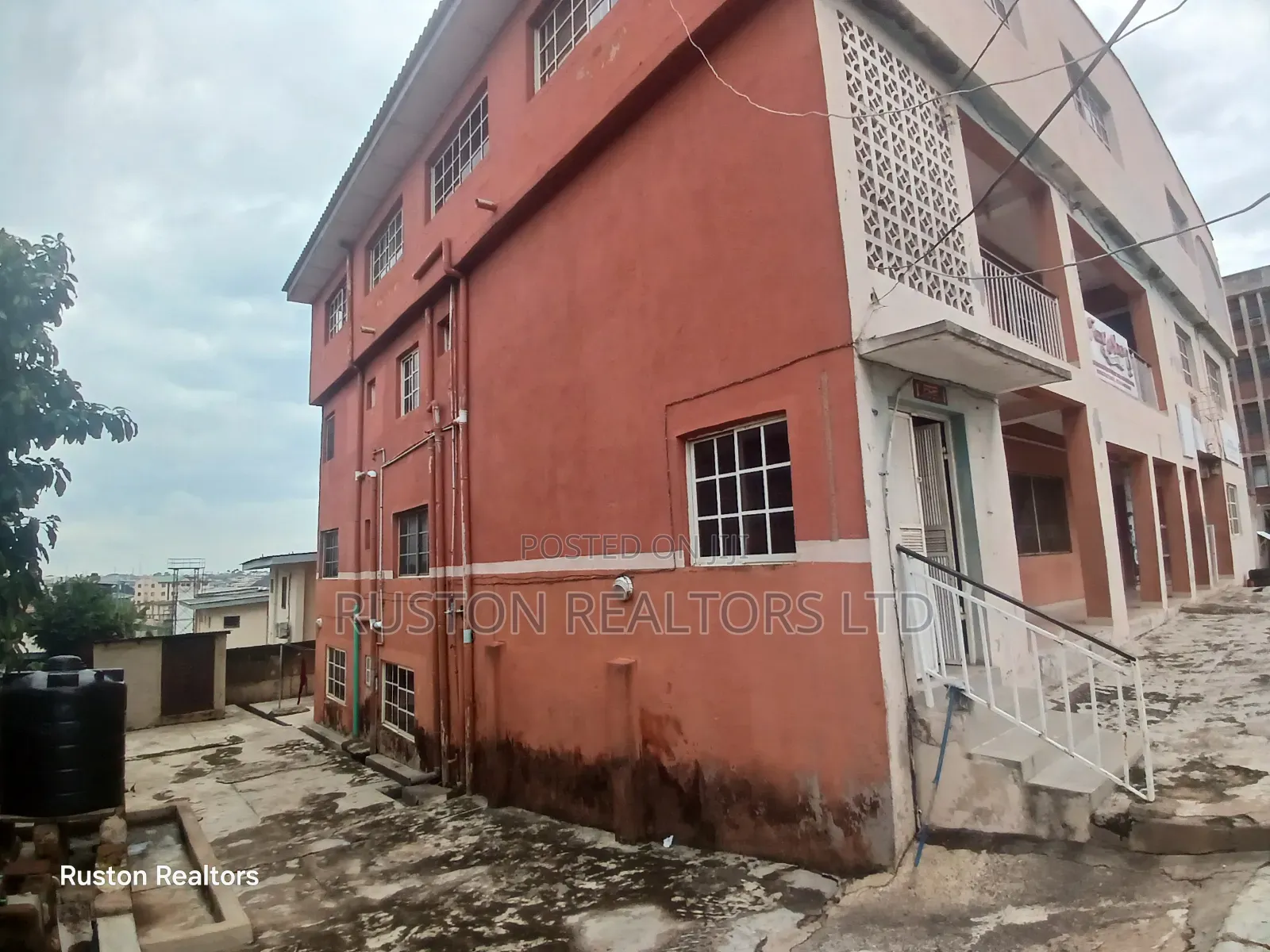18bdrm Block of Flats in Ibadan for sale