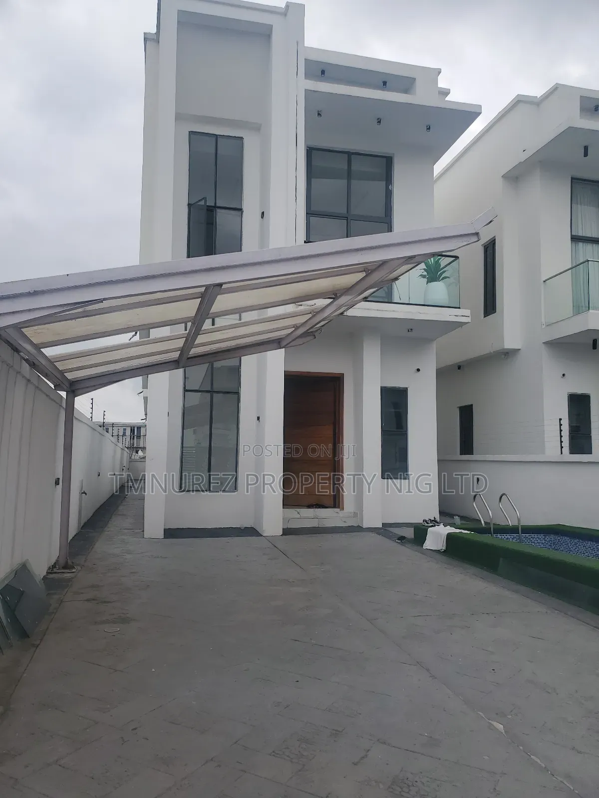 4bdrm Duplex in Orchild Road, Chevron for sale