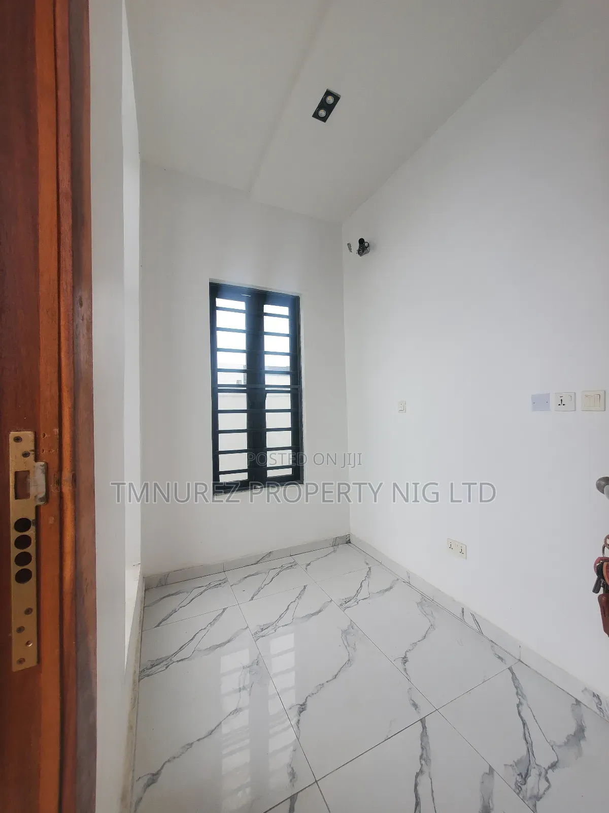 4bdrm Duplex in Orchild Road, Chevron for sale