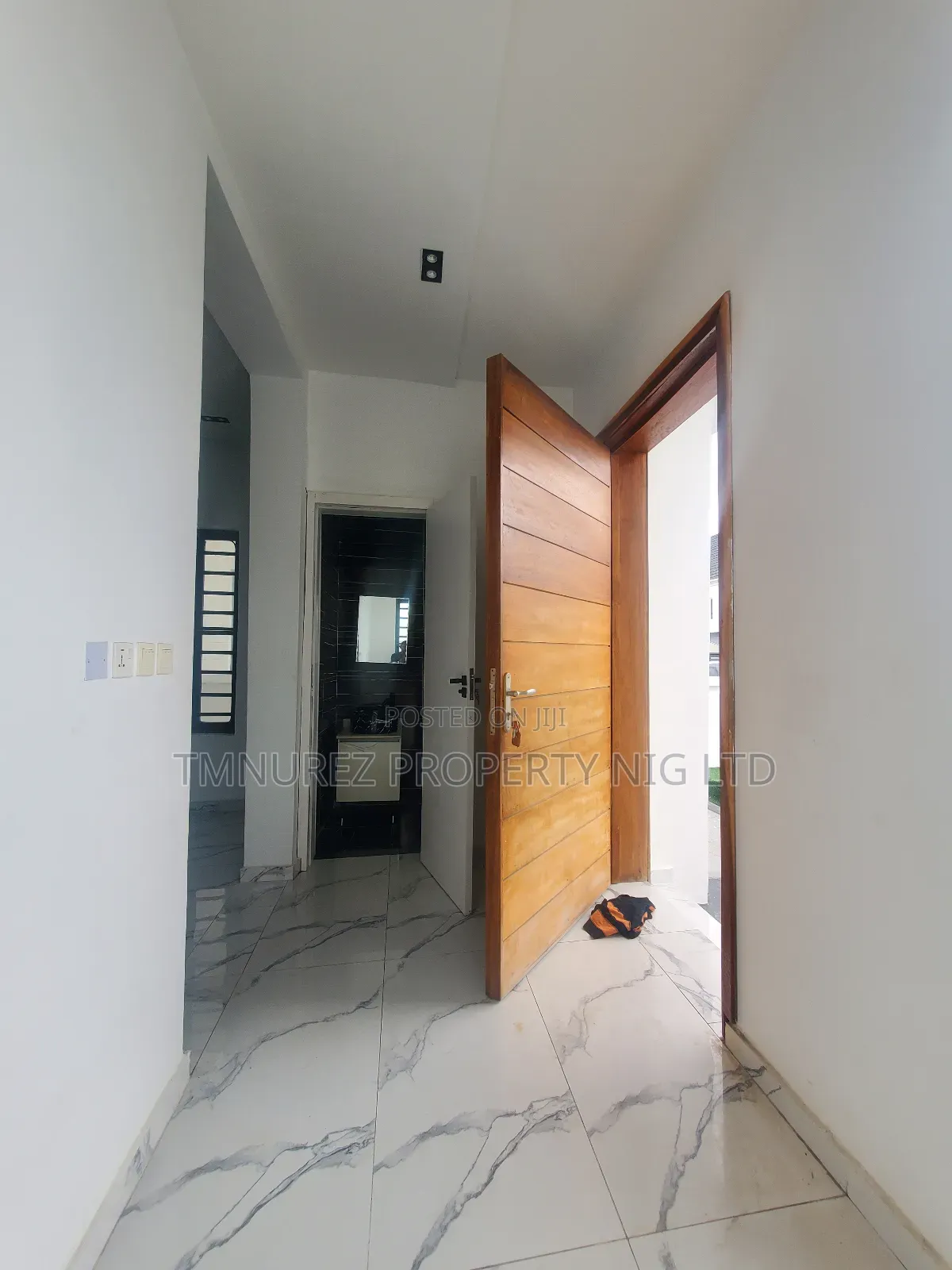 4bdrm Duplex in Orchild Road, Chevron for sale