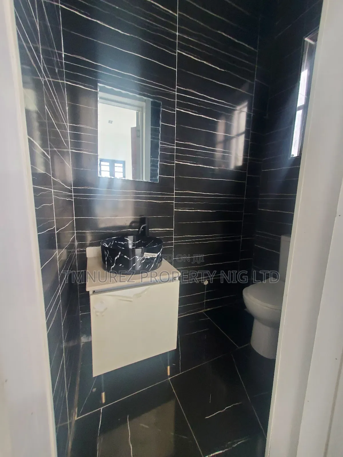 4bdrm Duplex in Orchild Road, Chevron for sale