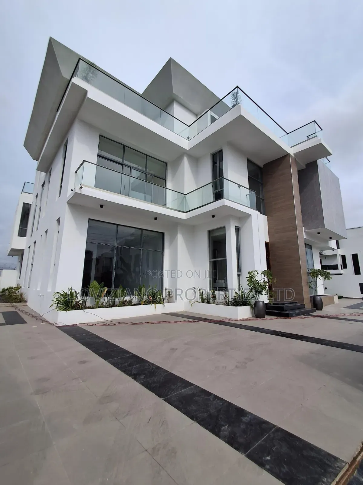 5bdrm Duplex in Osapa london for sale