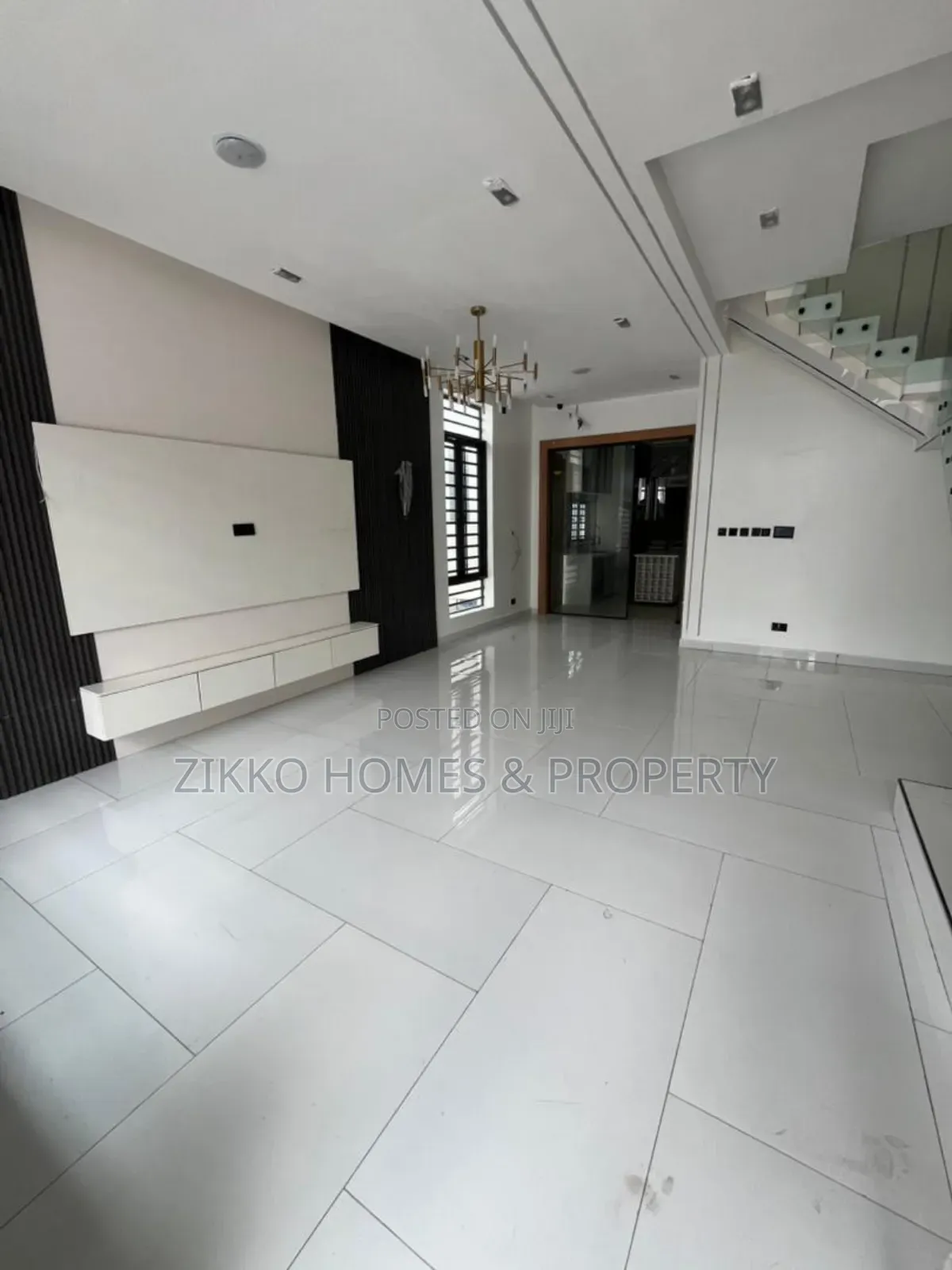 4bdrm Duplex in Orchid Road, Chevron for sale
