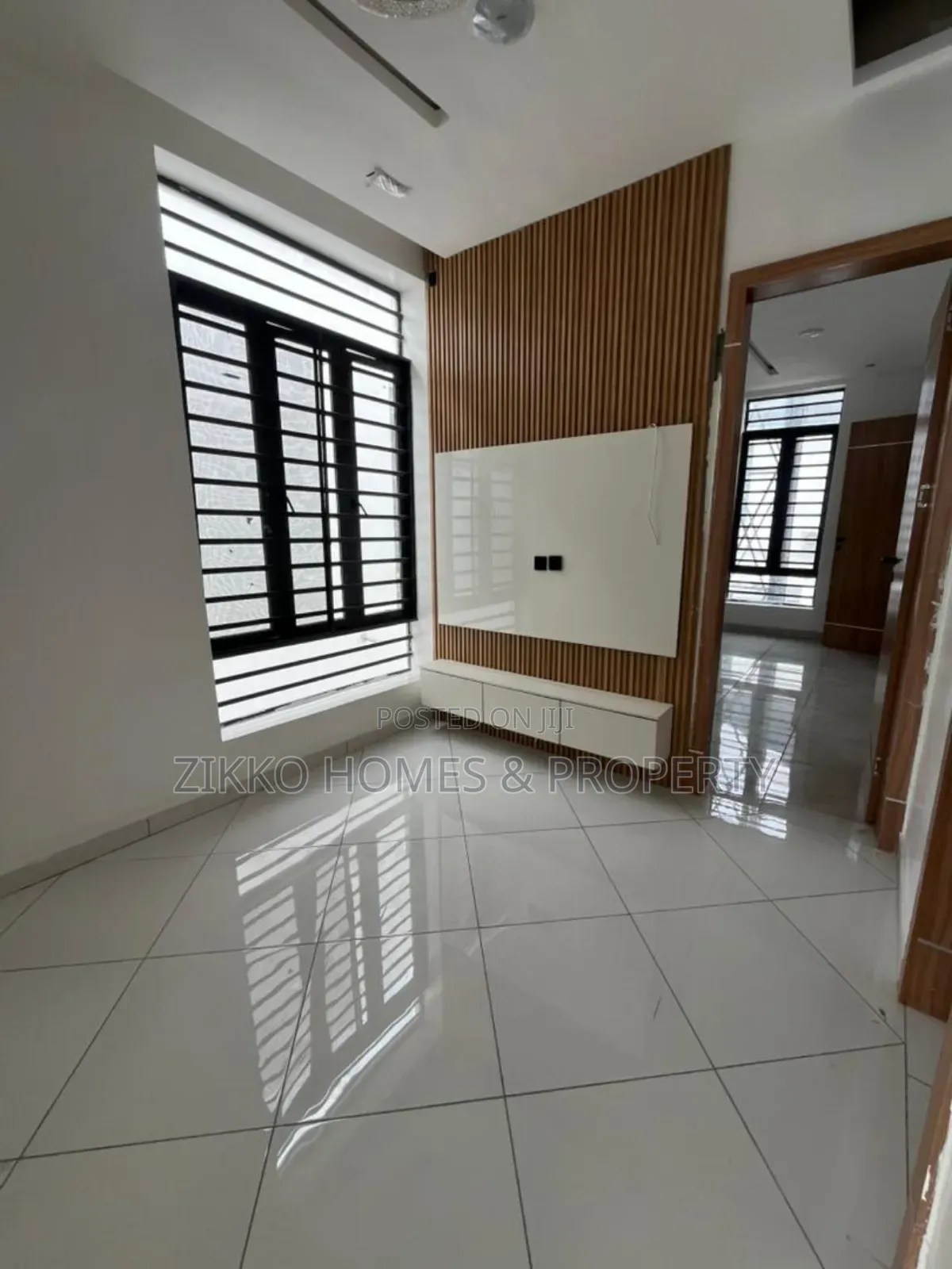 4bdrm Duplex in Orchid Road, Chevron for sale