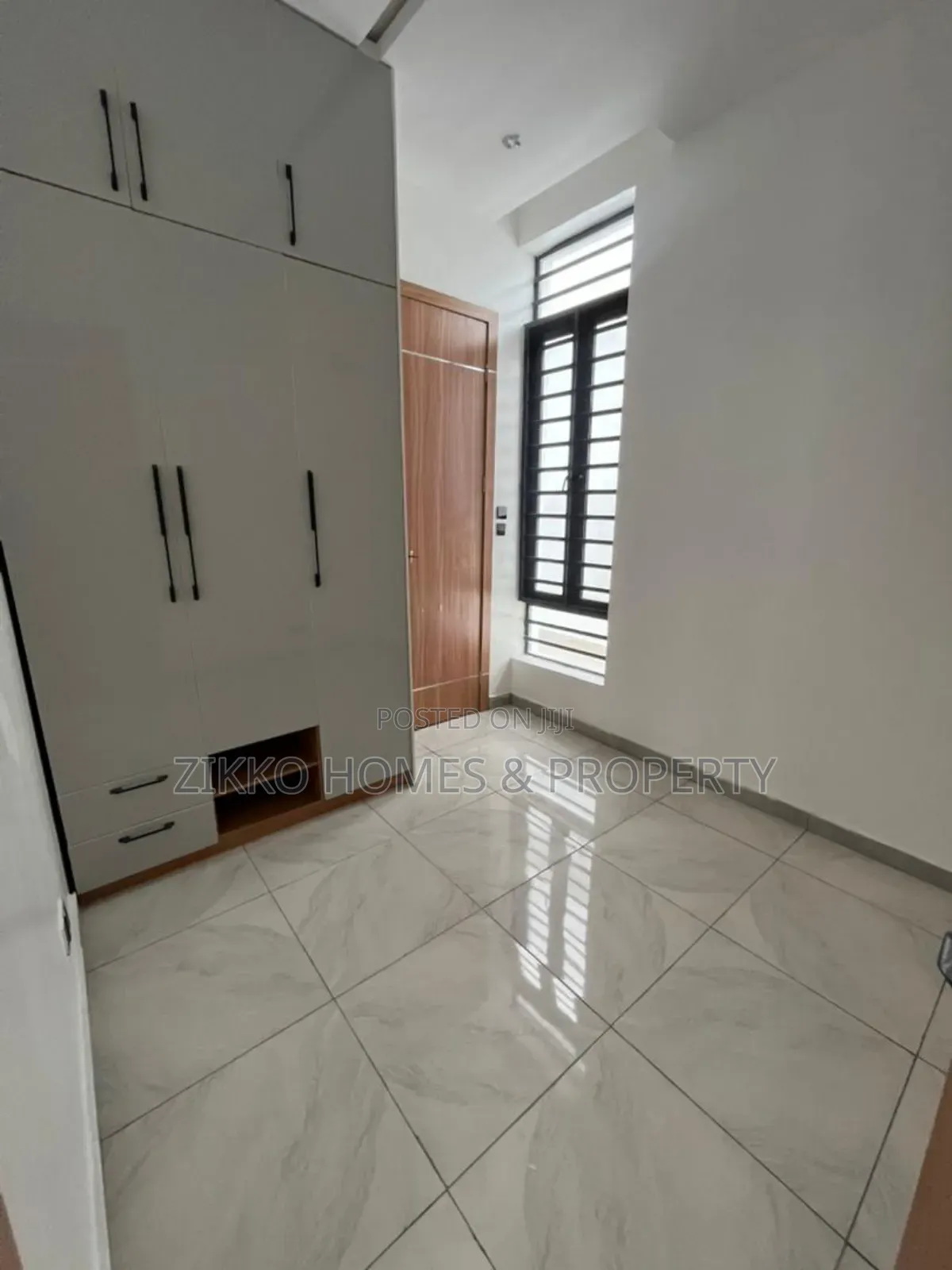 4bdrm Duplex in Orchid Road, Chevron for sale