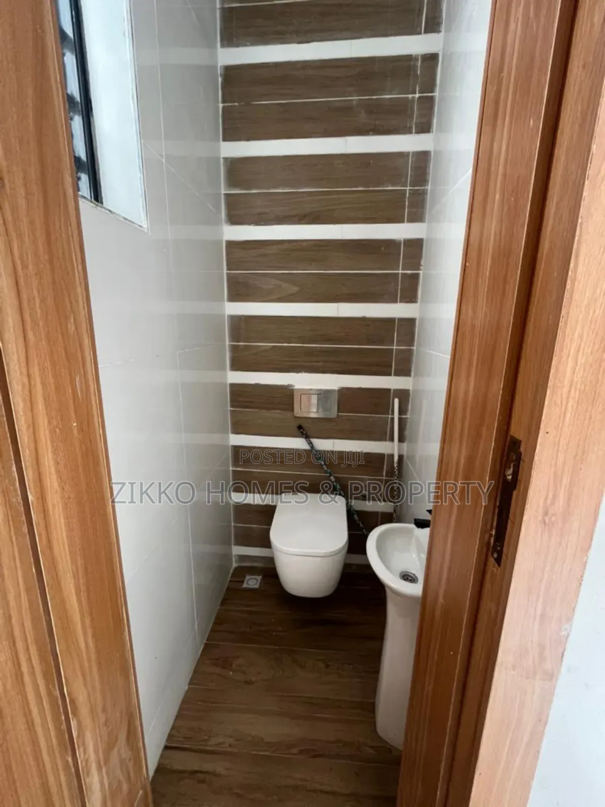 4bdrm Duplex in Orchid Road, Chevron for sale