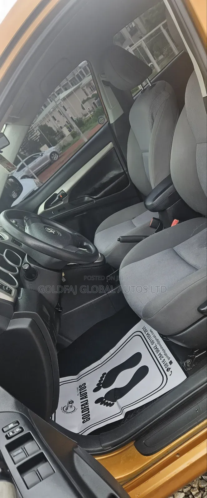 Toyota Matrix S Hatchback FWD (2.4L 4cyl 5A) 2010 Gold