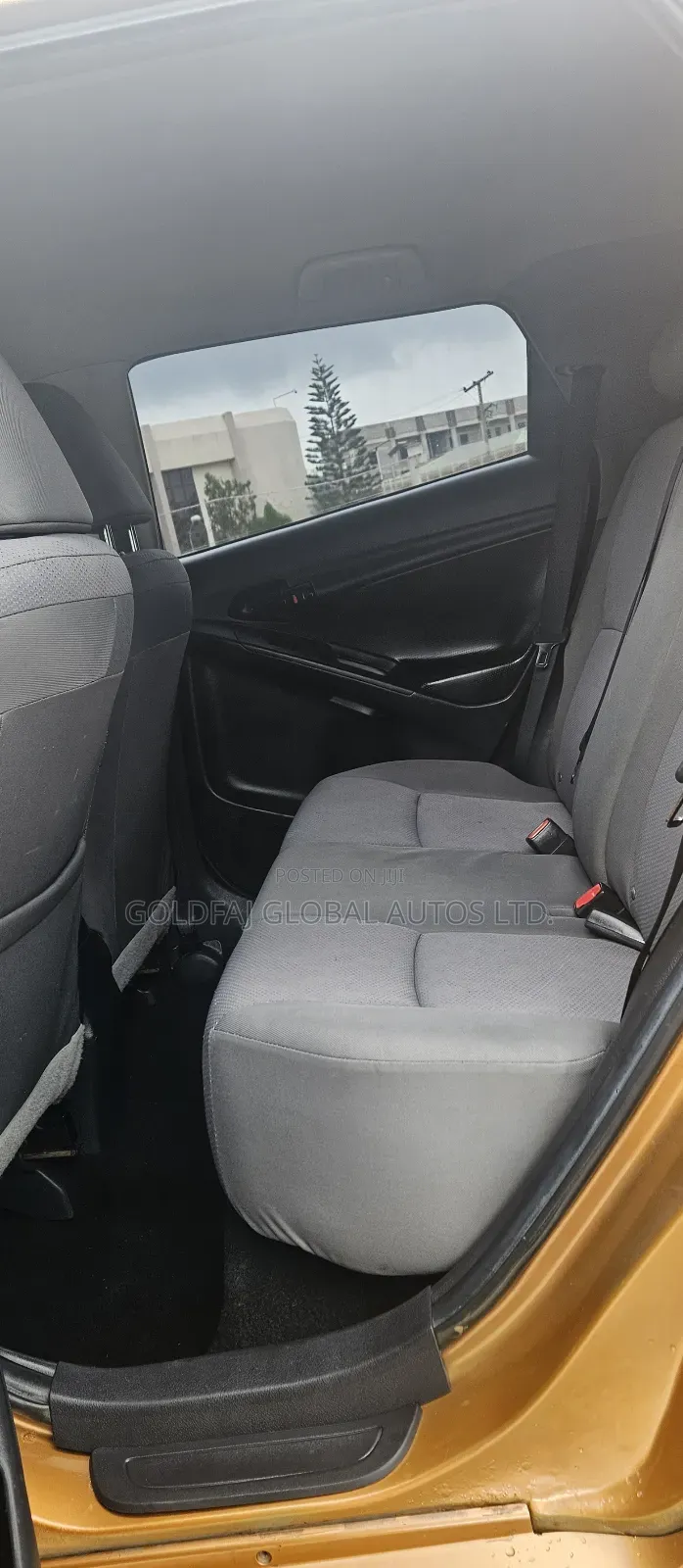 Toyota Matrix S Hatchback FWD (2.4L 4cyl 5A) 2010 Gold