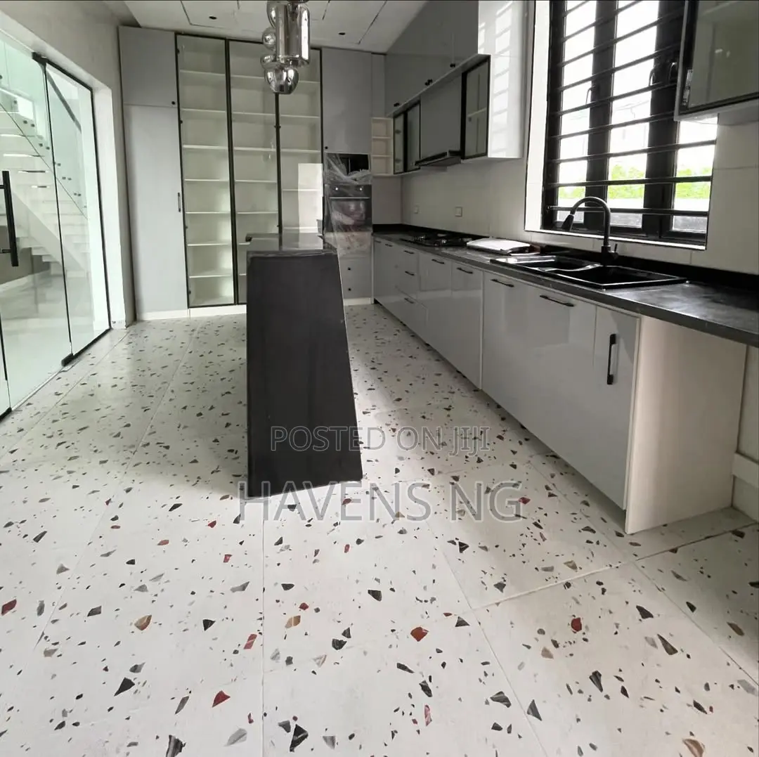5bdrm Duplex in Chevron for sale