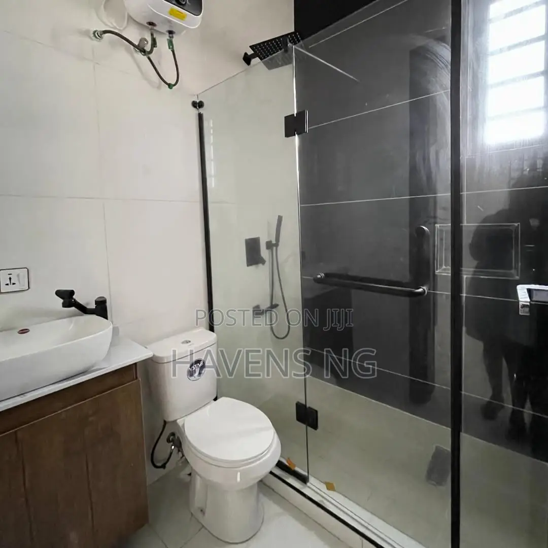 5bdrm Duplex in Chevron for sale