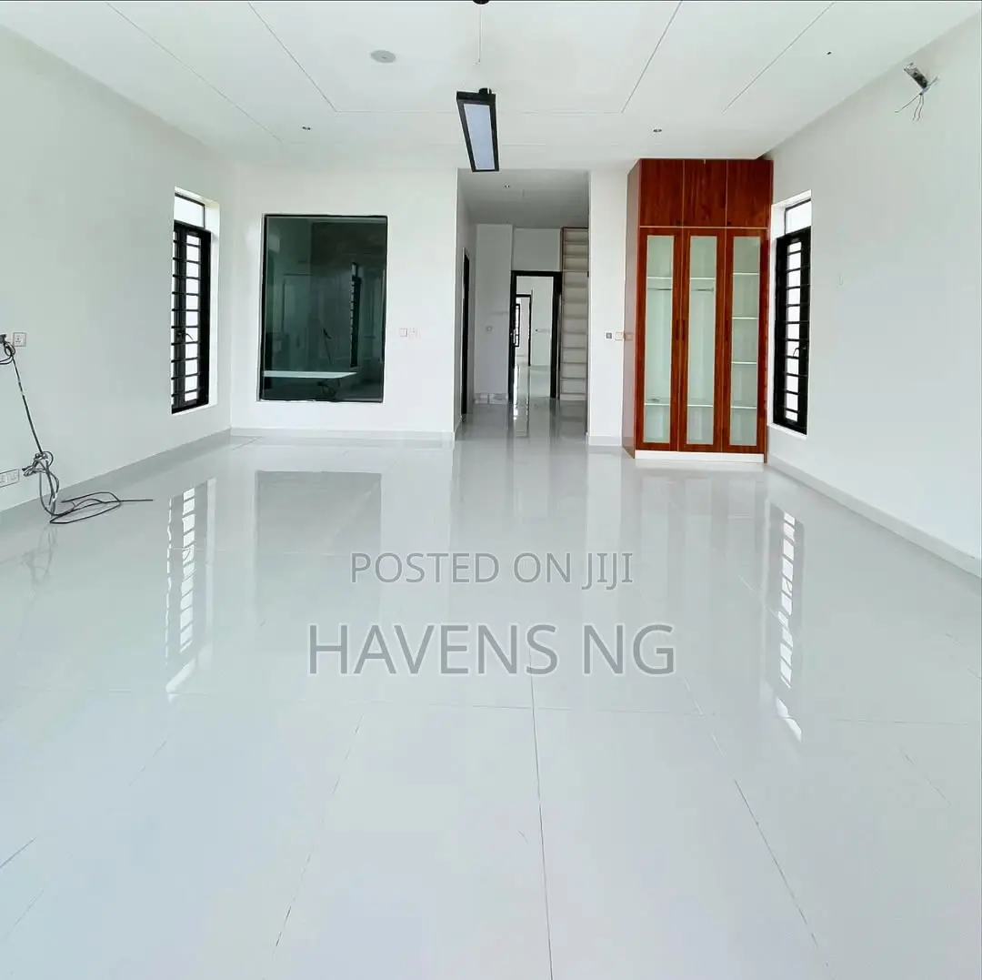 5bdrm Duplex in Chevron for sale
