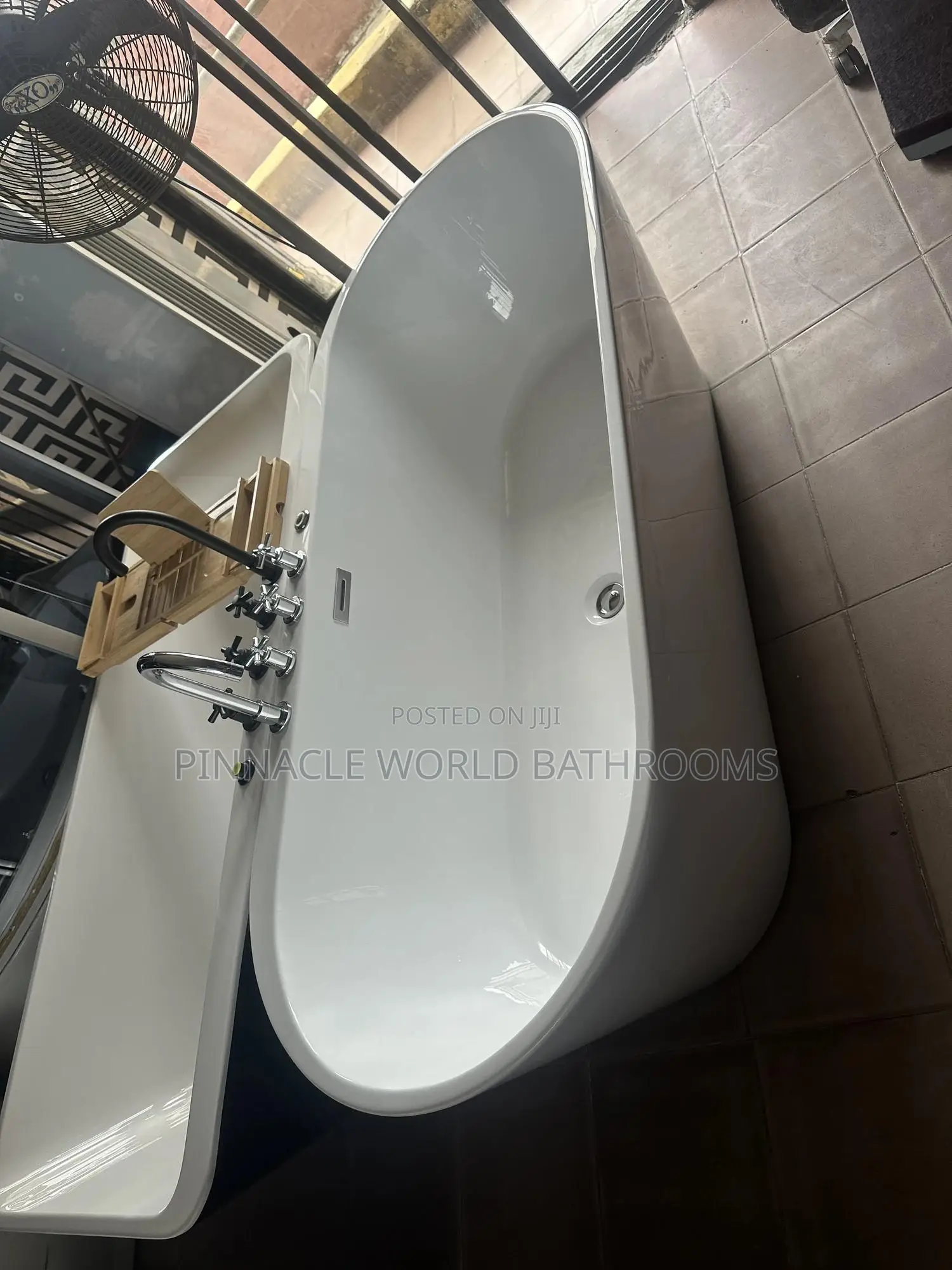 England White Bathtub With Tap 001
