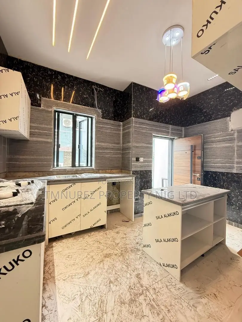 5bdrm Duplex in Osapa London for sale