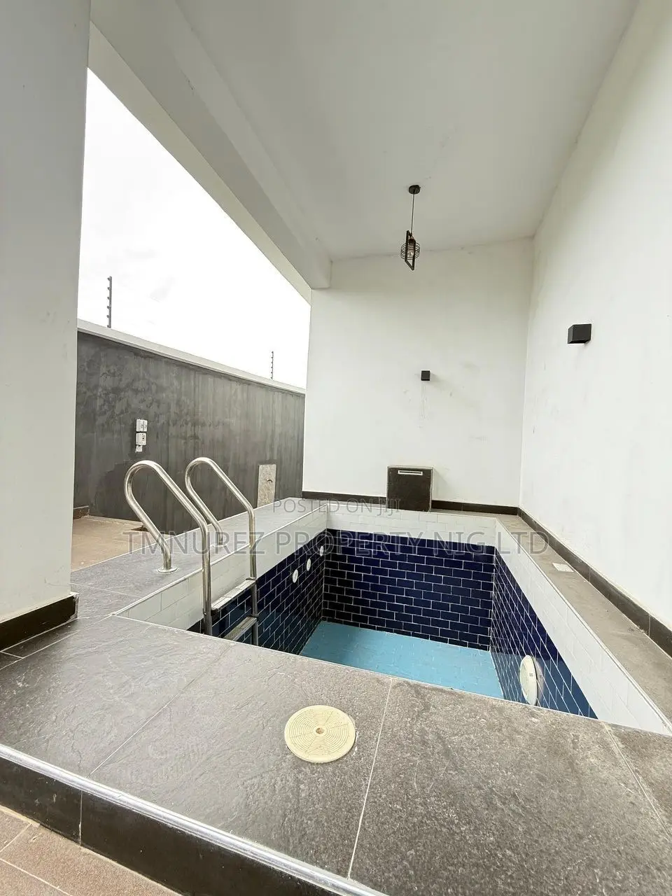 5bdrm Duplex in Chevron for sale
