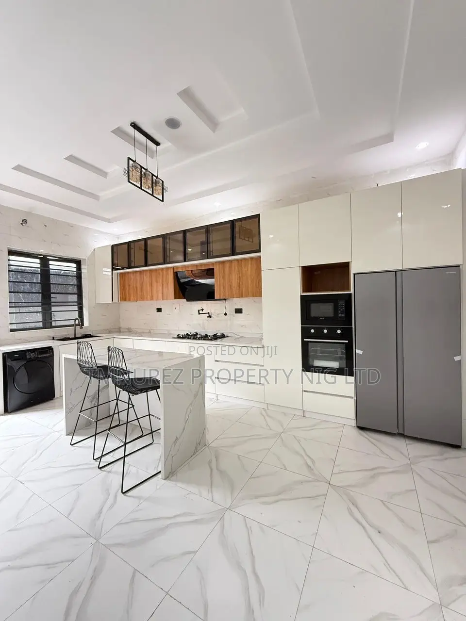 5bdrm Duplex in Chevron for sale