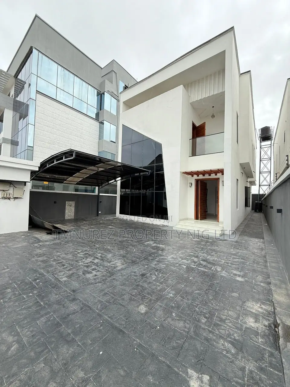 5bdrm Duplex in Chevron for sale