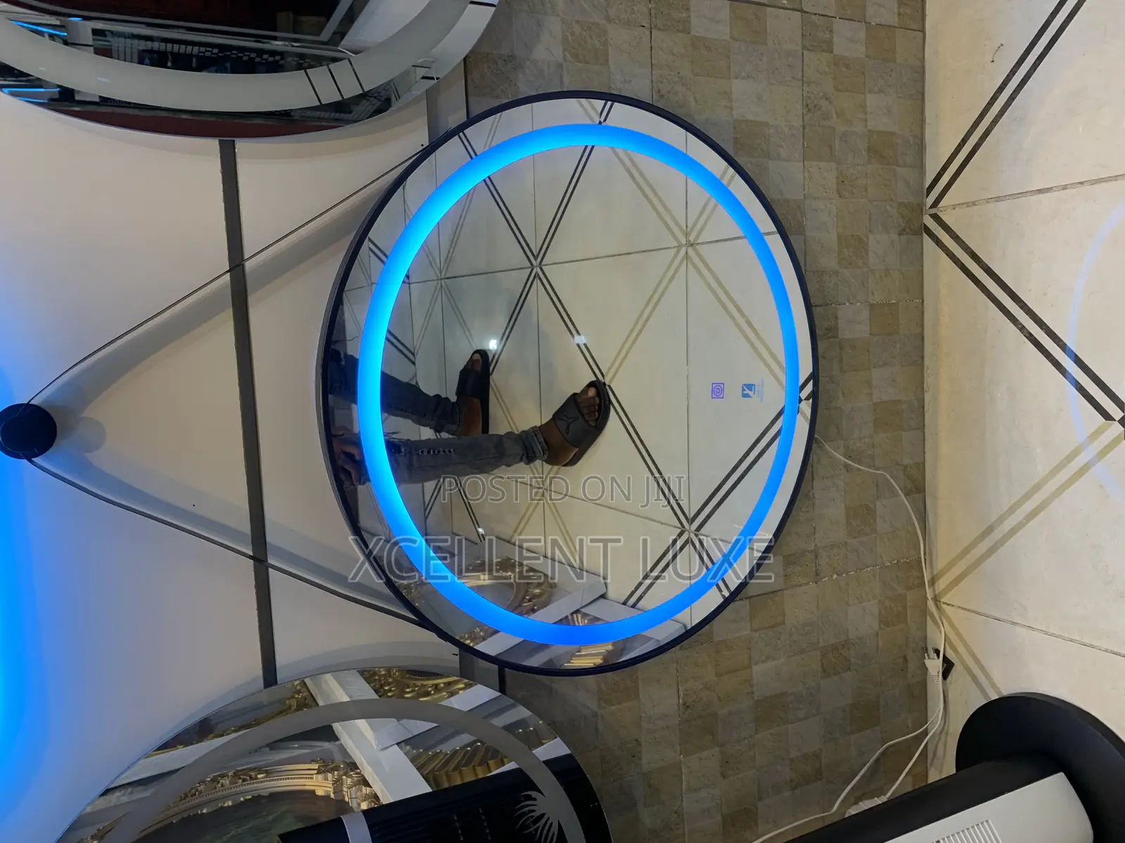 Led Mirror With 3 Lights Round Shaped